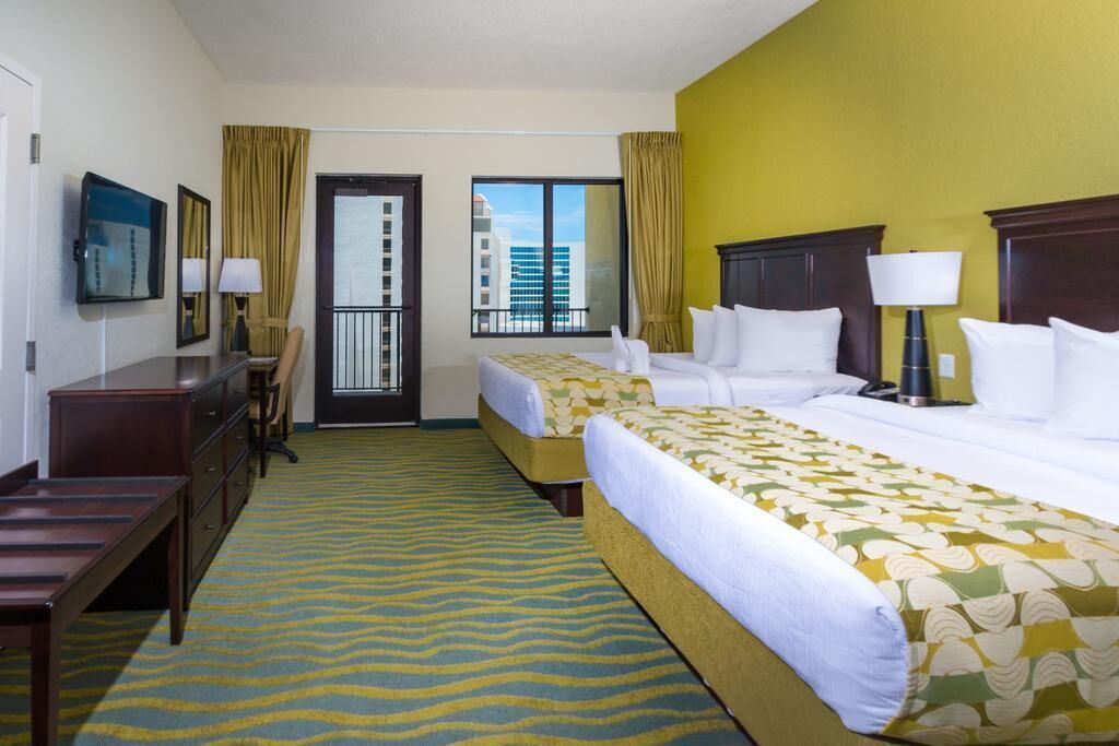 Literie de qualité, coffre-fort, bureau, rideaux d’obscurcissement