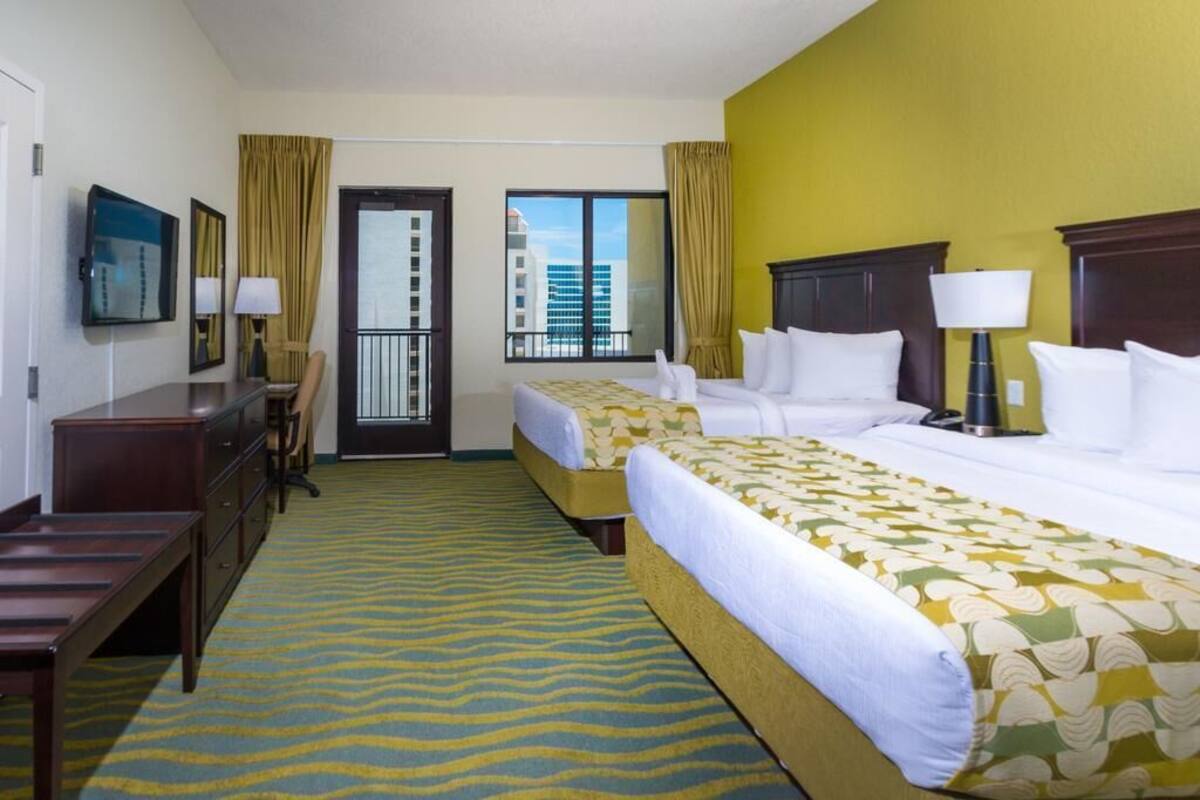 Literie de qualitĂ©, coffre-fort, bureau, rideaux dâobscurcissement