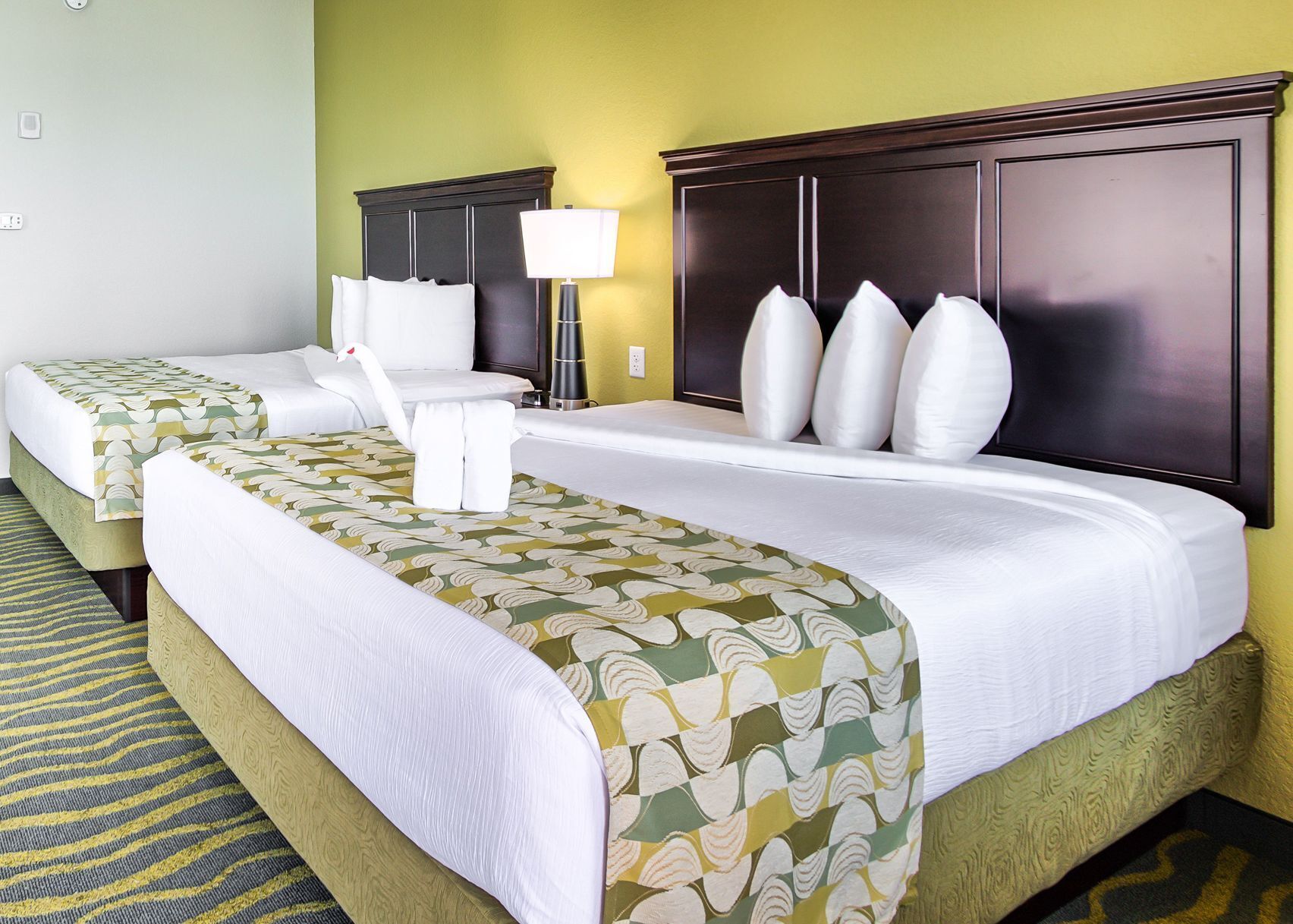 Literie de qualité, coffre-fort, bureau, rideaux d’obscurcissement