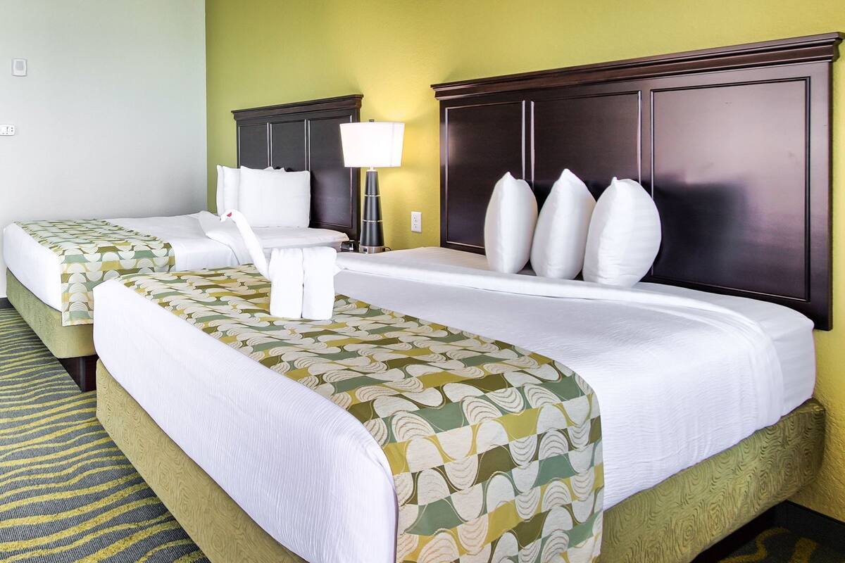 Literie de qualitĂ©, coffre-fort, bureau, rideaux dâobscurcissement