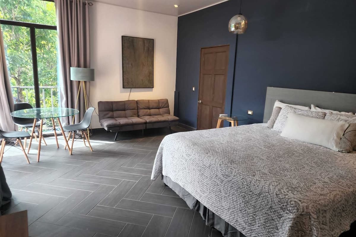 1 bedroom, individually decorated, desk, laptop workspace