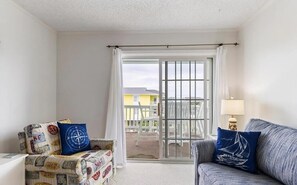Condo, 2 habitaciones | Área de sala de estar | Televisión y reproductor de DVD 