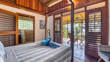 Une chambre avec un lit, une chaise et une vue sur l’extérieur.