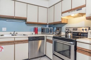 Condo, 1 habitación | Cocina privada | Refrigerador, microondas, horno y lavavajillas 