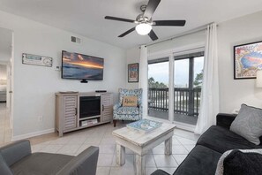 公寓式客房, 2 间卧室 | 起居区 | DVD 播放器