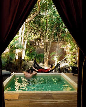 Habitación (Pool) | Ropa de cama de alta calidad y minibar