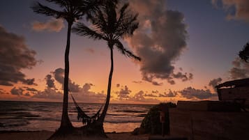 Plage, sable blanc, serviettes de plage, bar de plage