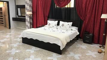 Penthouse | 3 bedrooms, minibar, in-room safe, individually decorated