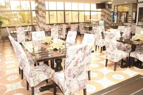 Hollywood Paradise Hotel