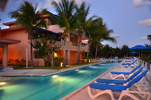 2 albercas al aire libre