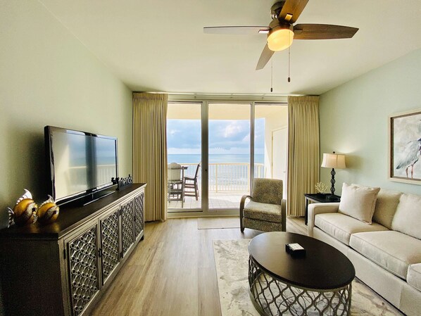 Condo, 3 habitaciones, balcón, frente al mar (1004B) | Área de sala de estar | Televisión de pantalla plana, reproductor de DVD y futbolito