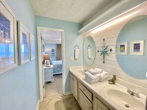 Condo, 2 Bedrooms, Balcony, Beachfront | Bathroom