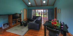 Flat-screen TV - Trade Winds Country Cottages (Norfolk Island)