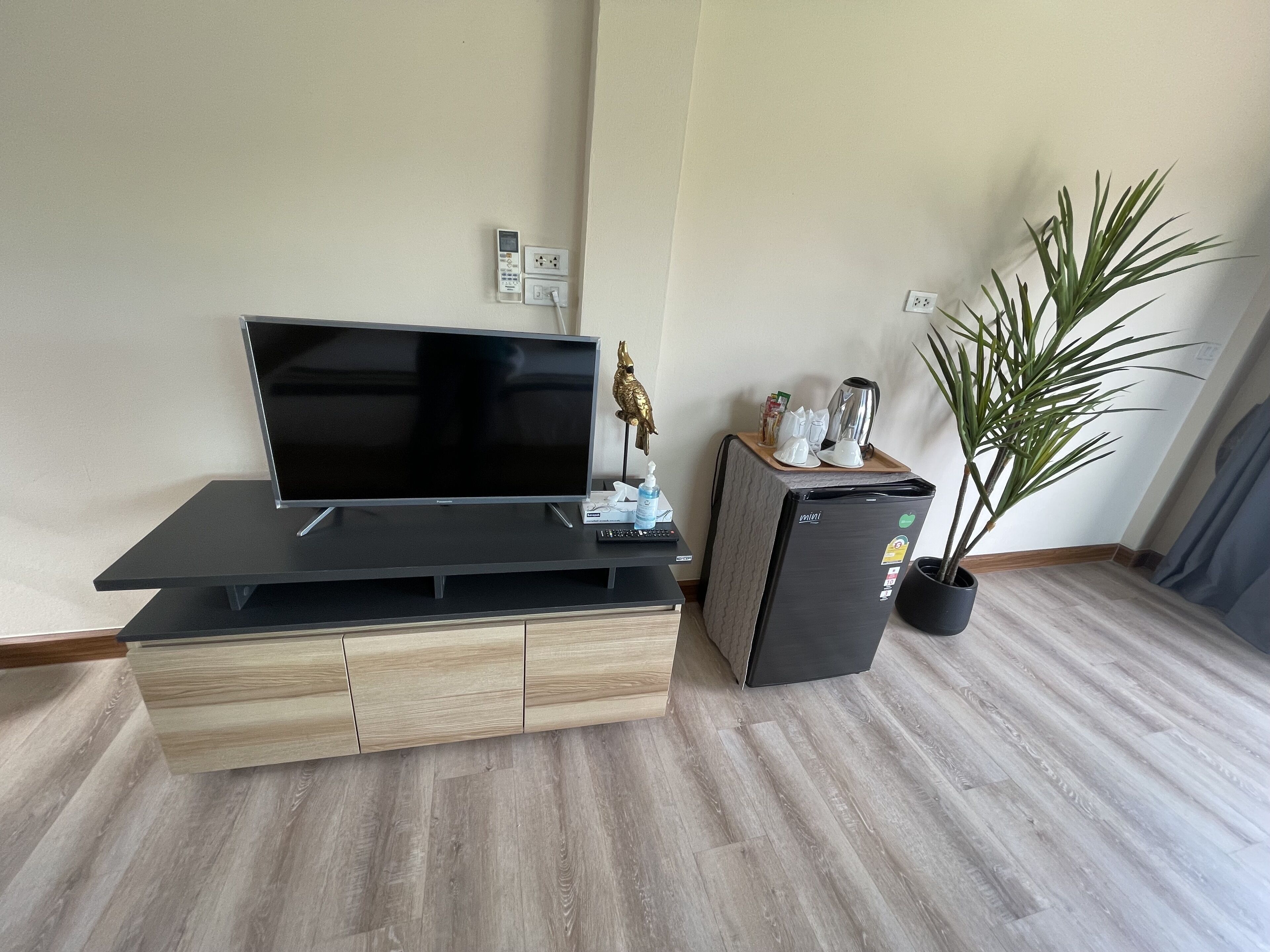 deluxe twin room | living area | flat-screen tv