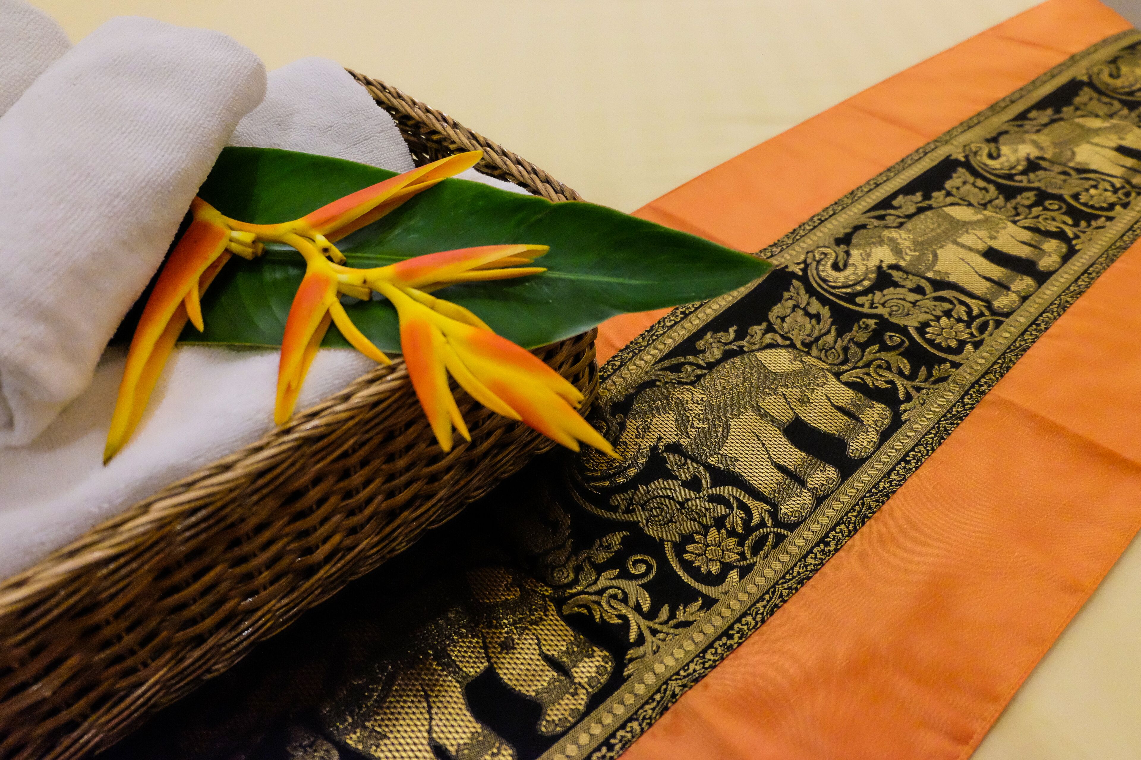 triple deluxe double | living area | flat-screen tv