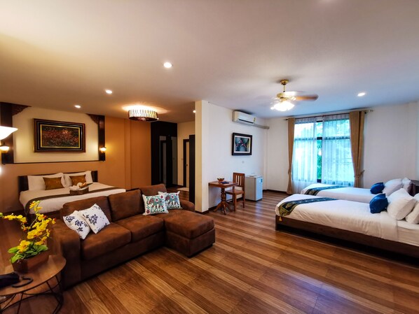 Deluxe Family 4 | Minibaari, tallelokero huoneessa, työpöytä, äänieristys