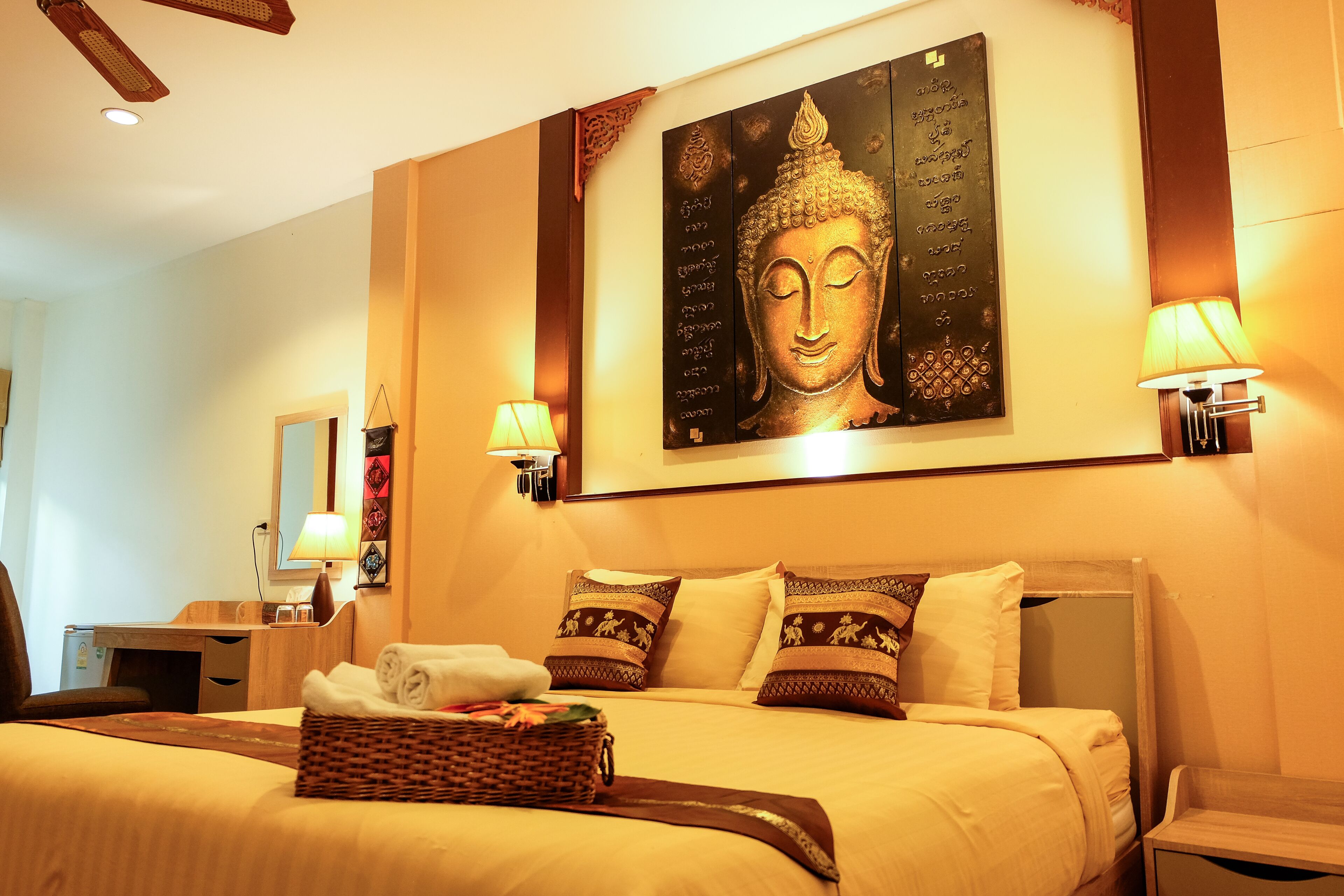 ميني بار وخزنة داخل الغرفة ومكتب وتجهيزات عازلة للصوت