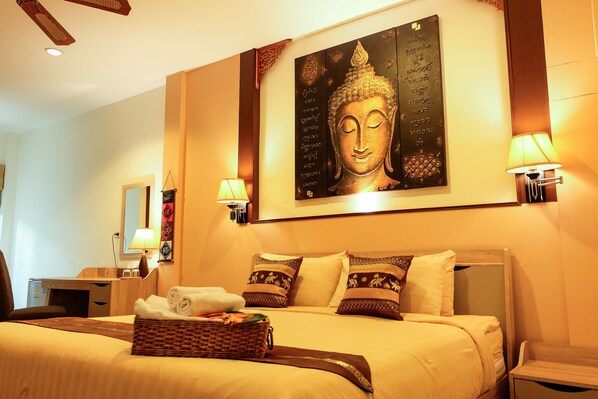 Minibar, caja de seguridad en la habitación y escritorio