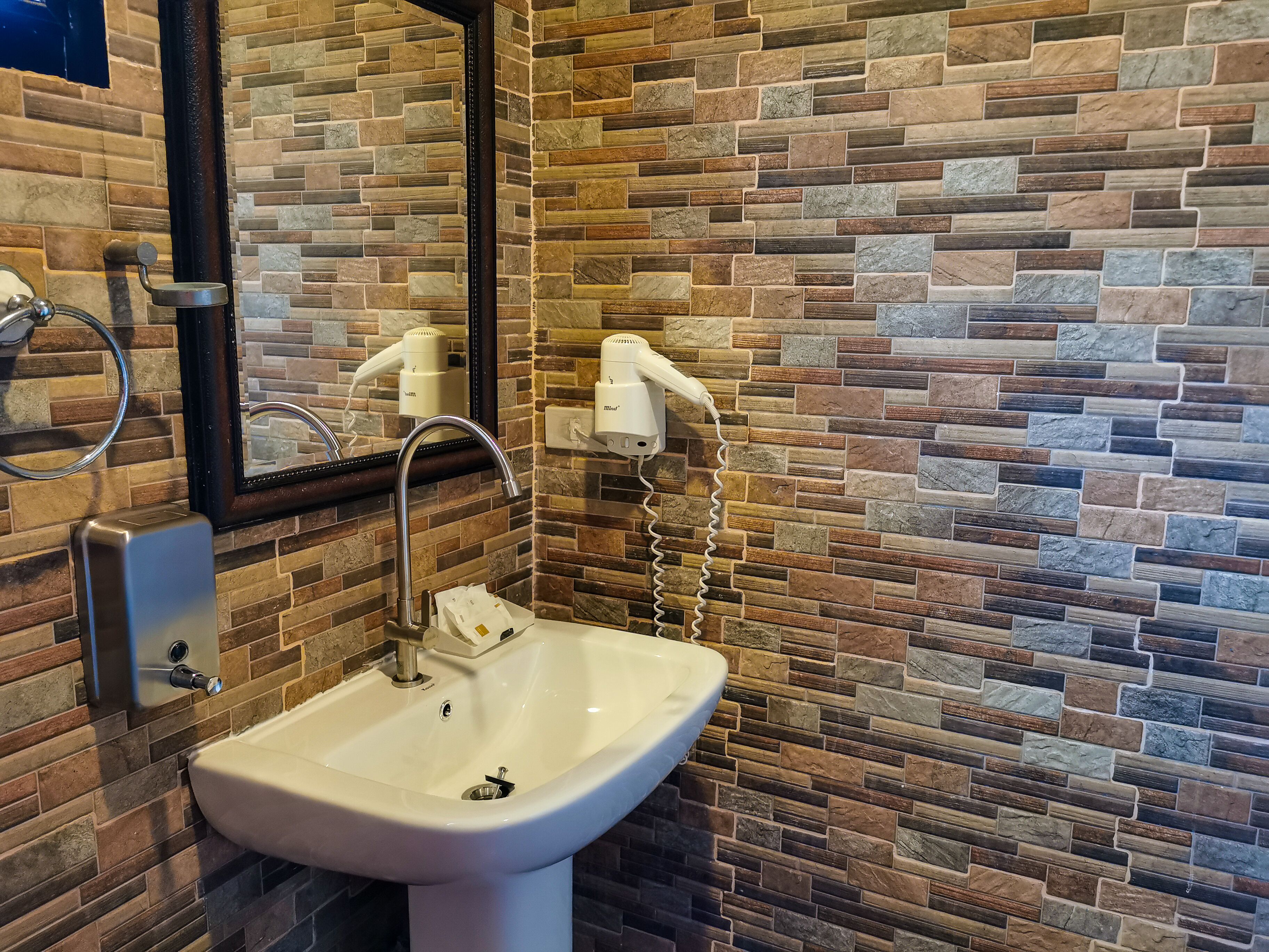 deluxe family 4 | bathroom sink