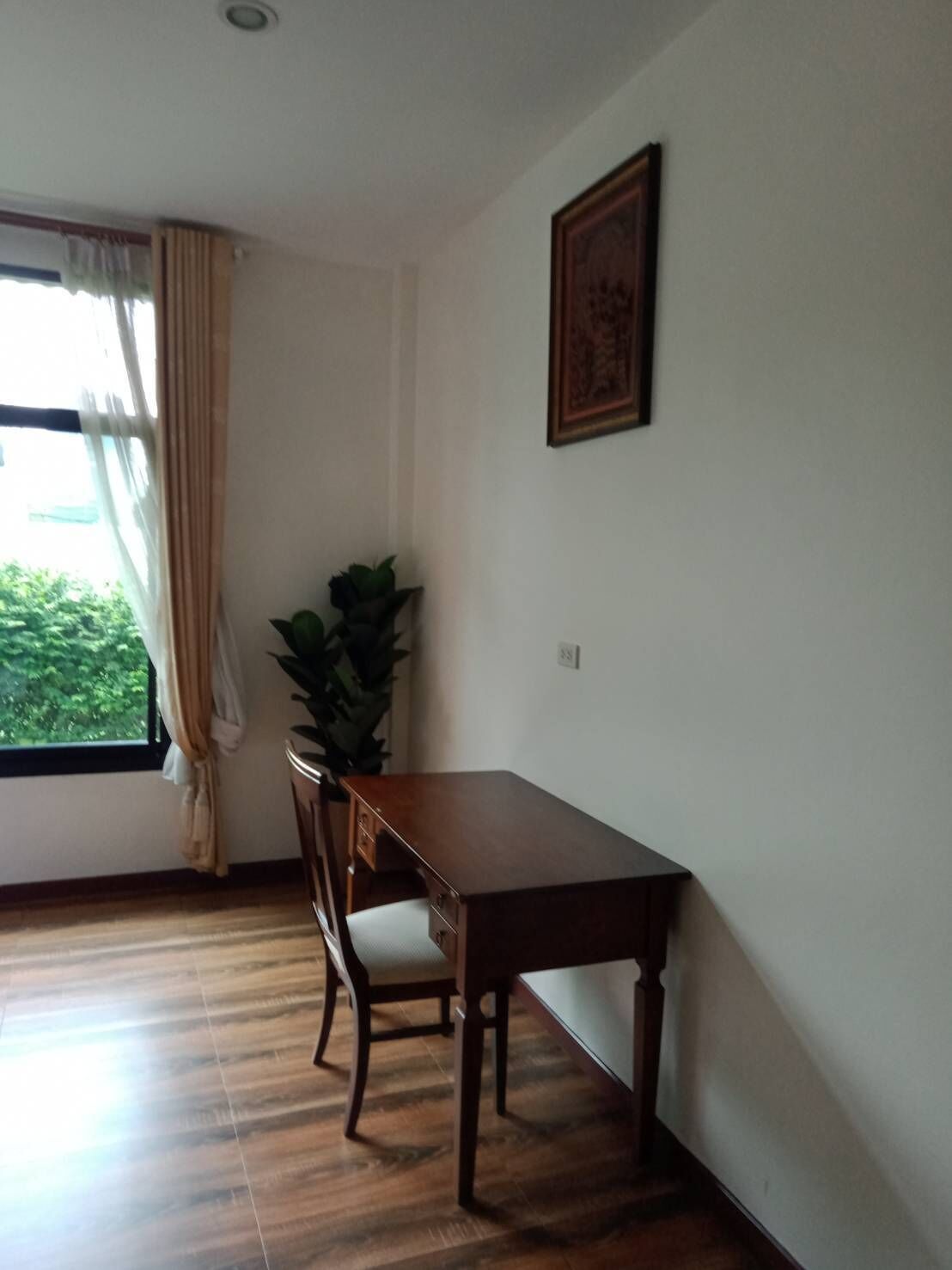 deluxe family 6 | living area | flat-screen tv