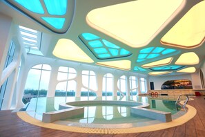 Una piscina techada, una piscina al aire libre