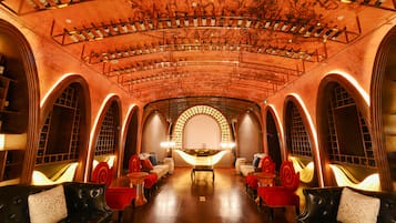4 bars/lounges