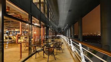 4 bars/lounges