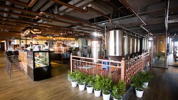 4 bars/lounges