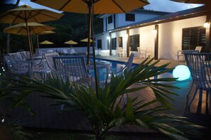 Piscine extérieure, parasols de plage, chaises longues