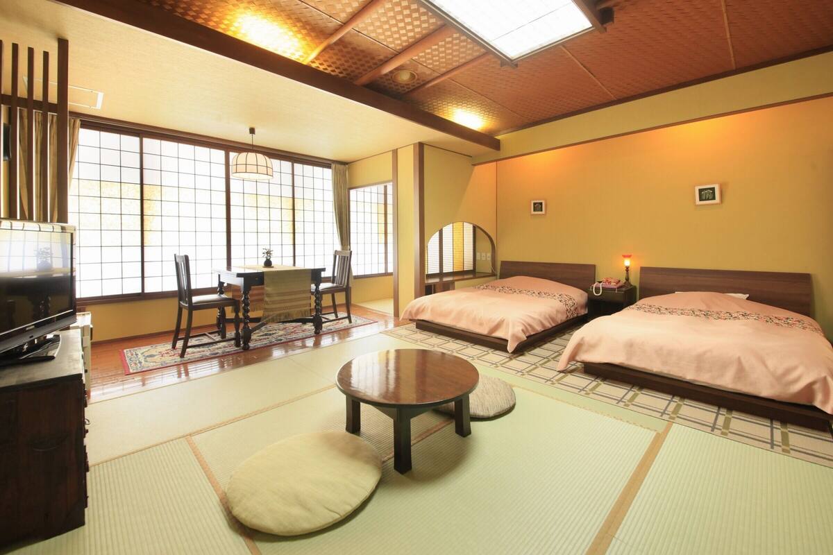 Chambre Tradition (12.5 tatami mats with twin bed)