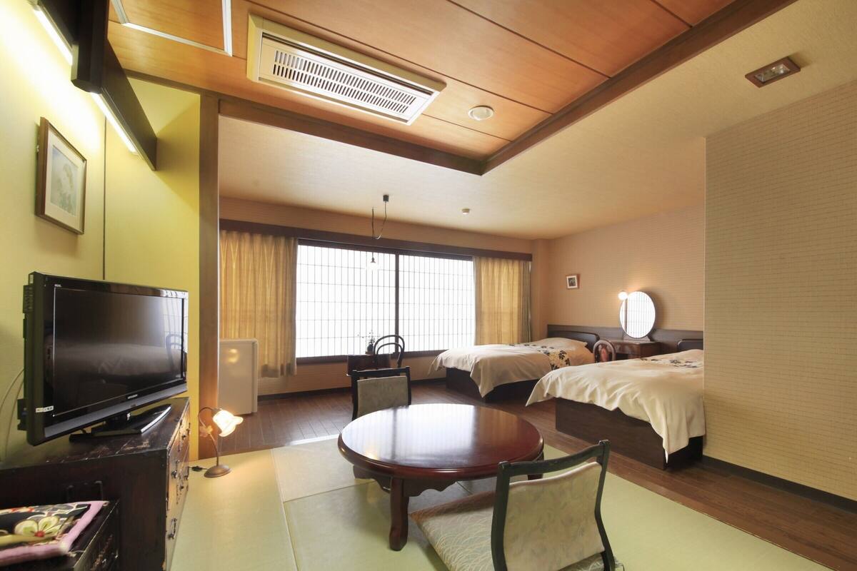 Chambre Tradition (8 tatami mats with twin bed)