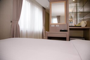 Desk, blackout drapes, soundproofing, iron/ironing board - The Koos Hotel Dahu (Taipei)