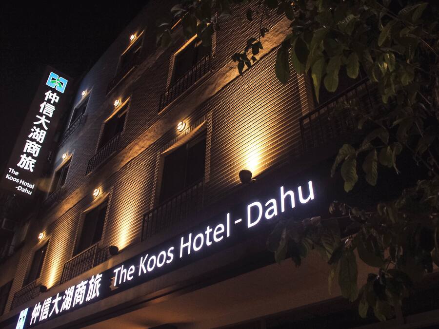 Fachada da propriedade à noite