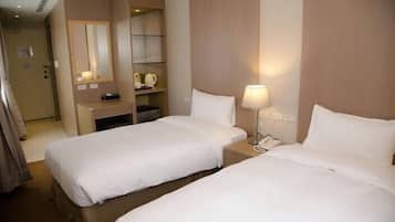 Standard Twin Room | Desk, blackout curtains, soundproofing, iron/ironing board