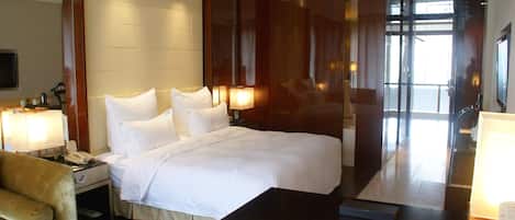 Minibar, coffres-forts dans les chambres, bureau, rideaux occultants