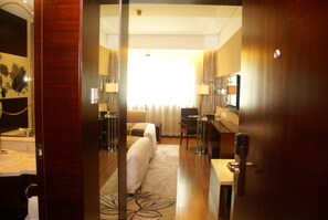Minibar, in-room safe, desk, blackout curtains - Xi'an QuJiang Hotel (Xi'an)