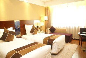 Minibar, in-room safe, desk, blackout curtains - Xi'an QuJiang Hotel (Xi'an)