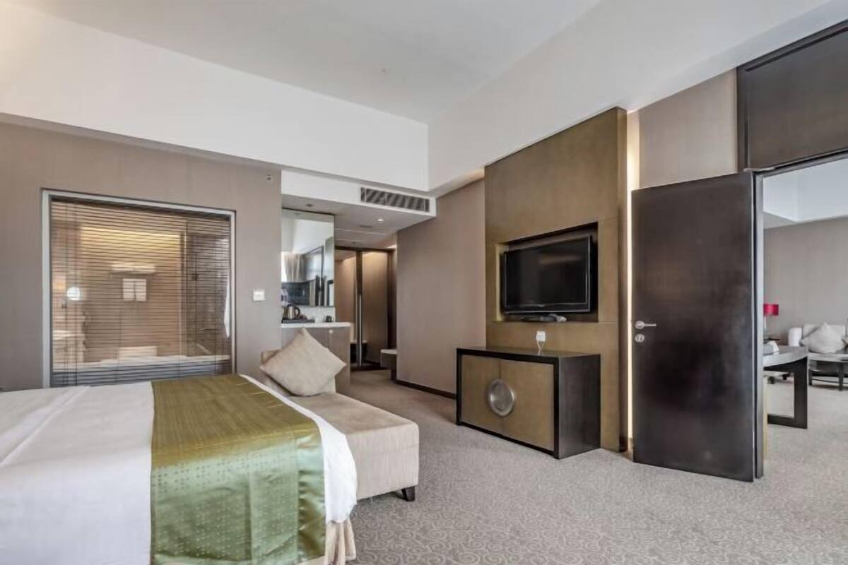 Minibar, Zimmersafe, Schreibtisch, Verdunkelungsvorhänge