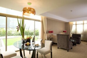 Frukost, lunch och middag serveras