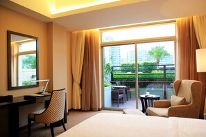 Minibar, värdeförvaringsskåp på rummet och skrivbord