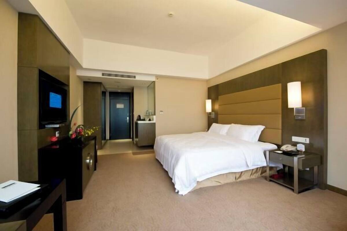 Minibar, caja fuerte, escritorio y cortinas opacas