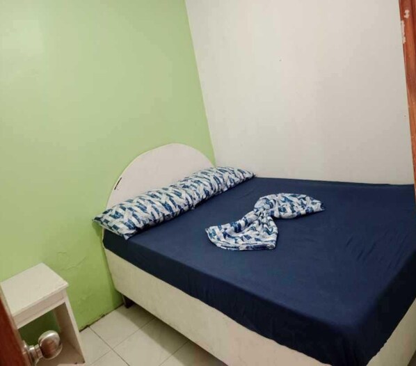 Economy Double Room | Desk, laptop workspace, bed sheets