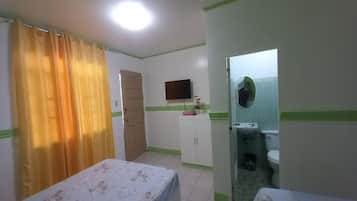 Standard Quadruple Room | Desk, laptop workspace, bed sheets