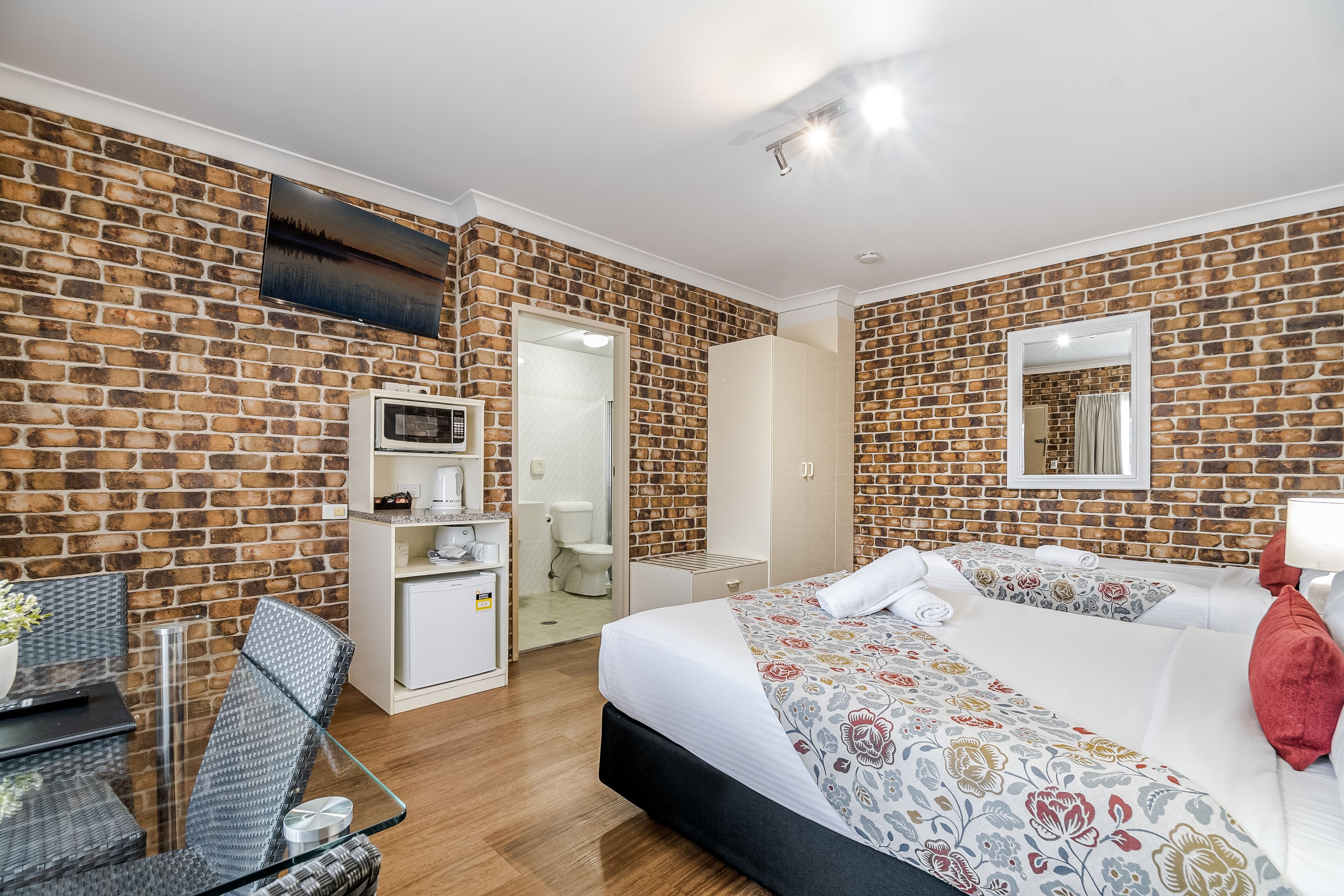 standard twin room, 1 bedroom | minibar, iron/ironing board, cots/infant beds, free wifi