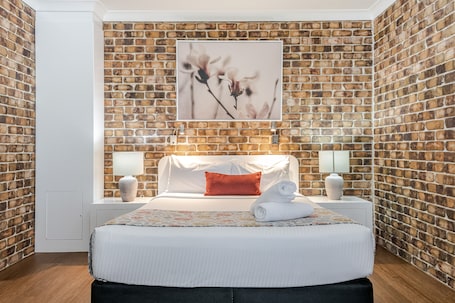 1 habitación, minibar, tabla de planchar con plancha y cunas