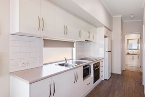 Fridge, microwave, stovetop, electric kettle - Discovery Parks - Streaky Bay Foreshore (Streaky Bay)