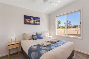 Deluxe 2 Bedroom Cabin - Sleeps 5 | Premium bedding, pillowtop beds, iron/ironing board, free WiFi - Discovery Parks - Streaky Bay Foreshore (Streaky Bay)