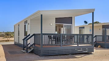Deluxe 2 Bedroom Cabin - Sleeps 5 | Terrace/patio