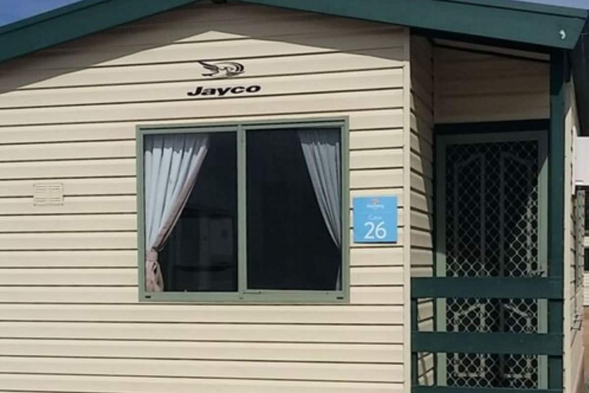 Un petit bâtiment d’un seul étage, sur lequel on peut lire l’inscription « Jayco » et le chiffre « 26 » sur une enseigne bleue.