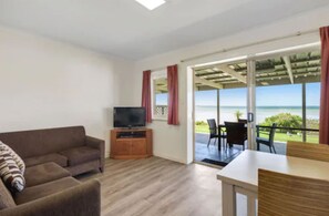 Superior Studio Beachfront - Sleeps 4 | Living room | 80-cm Smart TV with digital channels, TV - Discovery Parks - Streaky Bay Foreshore (Streaky Bay)
